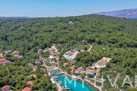 Kameno selo u Basini, Stari Grad, House