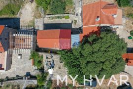Minimalistička kuća u Selcima, Stari Grad, Ev