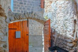 Renovirana kamena kuća u Pitvama, Jelsa, بيت