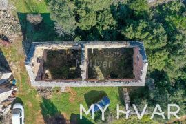 Građevinsko zemljište sa kamenom kućom u Zagradaću, Jelsa, Γη