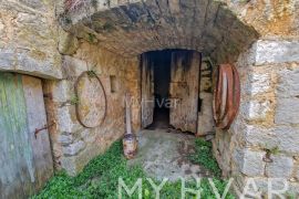Skrivena kamena kuća u Svirču, Jelsa, Дом