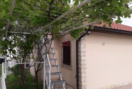 KARIN DONJI-3 APARTMANA- 50 m do mora, Benkovac, Famiglia