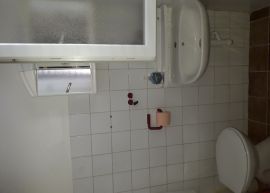 TISNO- 3 etaže, 8 apartmana, konoba, Tisno, بيت