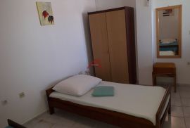 TISNO- 3 etaže, 8 apartmana, konoba, Tisno, بيت