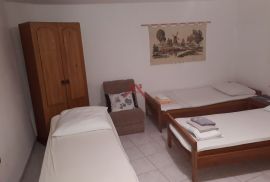 TISNO- 3 etaže, 8 apartmana, konoba, Tisno, بيت