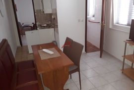 TISNO- 3 etaže, 8 apartmana, konoba, Tisno, Σπίτι