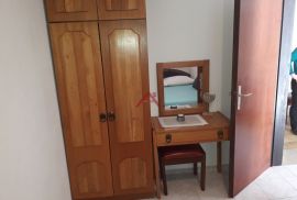 TISNO- 3 etaže, 8 apartmana, konoba, Tisno, Σπίτι