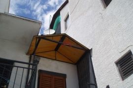 TISNO- 3 etaže, 8 apartmana, konoba, Tisno, بيت