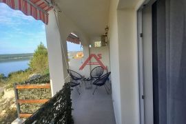 KRUŠEVO kod Obrovca, PRVI RED DO MORA, Obrovac, Appartement