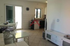 POVLJANA- prostran i etažiran  apartman, Povljana, Apartamento