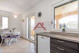 POVLJANA- prostran i etažiran  apartman, Povljana, شقة