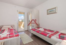 POVLJANA- prostran i etažiran  apartman, Povljana, Apartamento