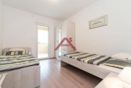 POVLJANA- prostran i etažiran  apartman, Povljana, Apartamento