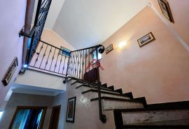 Kvarner-Marinići, kuća 270m2 na parceli od 675m2, prodaja, Viškovo, بيت