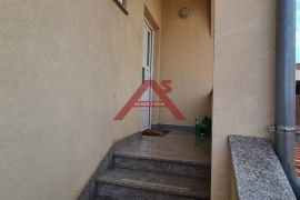 PAKOŠTANE- novouređeni trosobni stan, Pakoštane, Apartamento