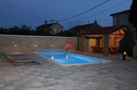 Krk, nova kamena kuća sa bazenom, Dobrinj, Casa