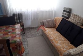 SABUNIKE- KUĆA SA 2 APARTMANA I VRTOM, Privlaka, House