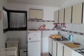 SABUNIKE- KUĆA SA 2 APARTMANA I VRTOM, Privlaka, House