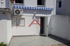 Jadranovo, samostojeća kuća s 3 apartmana, Crikvenica, House