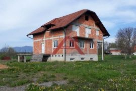 Gospić, 388m2 GBP, 4 etaže na parceli od 10.117m2, Gospić, Famiglia