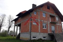 Gospić, 388m2 GBP, 4 etaže na parceli od 10.117m2, Gospić, Casa