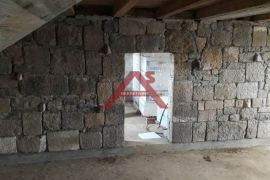 Gospić, 388m2 GBP, 4 etaže na parceli od 10.117m2, Gospić, House