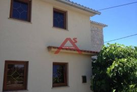 Otok Krk, kuća sa bazenom i velikom okućnicom, Dobrinj, House