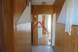 Novi Vinodolski, 3 - sob. stan 84 m2 na I katu s lođom + terasa, Novi Vinodolski, Appartment