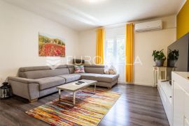 Split, Kman, dvosoban stan na prvom katu, Split, Apartamento