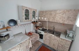 Maslenica - kuća s 4 stana i dvorištem od 514 m2, pogled na more i blizina mora! 315000€, Jasenice, Haus