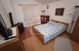 Maslenica - kuća s 4 stana i dvorištem od 514 m2, pogled na more i blizina mora! 315000€, Jasenice, Haus