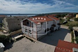 Maslenica - kuća s 4 stana i dvorištem od 514 m2, pogled na more i blizina mora! 315000€, Jasenice, House