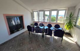 Maslenica - kuća s 4 stana i dvorištem od 514 m2, pogled na more i blizina mora! 315000€, Jasenice, Casa