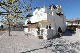 Seline - luksuzna moderna vila s bazenom 477m2! 4 apartmana! 830000€, Starigrad, Famiglia