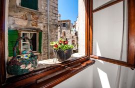 ISTRA, ROVINJ - Kuća s tri stambene jedinice 70 metara od mora!, Rovinj, House