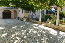 Prekrasna kuća u Pješčanoj uvali s 4 stana, Medulin, بيت