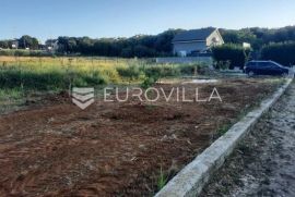 Pula, širi centar grada poljoprivredno zemljište 360 m2 sa strujom  i vodom, Pula, Arazi