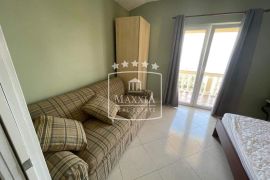 Maslenica - Kuća 250m2 s 5 apartmana prvi red do mora!! 595000€, Jasenice, بيت