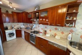 Maslenica - Kuća 250m2 s 5 apartmana prvi red do mora!! 595000€, Jasenice, House