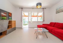 Prilika! Novigrad, stan sa velikom okućnicom 2. red do mora!, Novigrad, Appartment