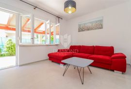 Prilika! Novigrad, stan sa velikom okućnicom 2. red do mora!, Novigrad, Appartment