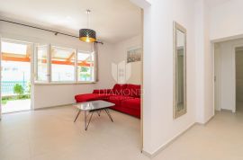 Prilika! Novigrad, stan sa velikom okućnicom 2. red do mora!, Novigrad, Appartement