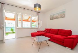 Prilika! Novigrad, stan sa velikom okućnicom 2. red do mora!, Novigrad, Appartment