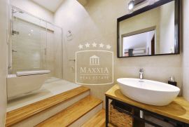 Diklo - rezidencijalna villa s bazenom 5 stambenih jedinica! 1080000€, Zadar, Famiglia