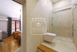 Diklo - rezidencijalna villa s bazenom 5 stambenih jedinica! 1080000€, Zadar, Haus
