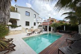 Diklo - rezidencijalna villa s bazenom 5 stambenih jedinica! 1080000€, Zadar, Kuća
