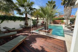 Diklo - rezidencijalna villa s bazenom 5 stambenih jedinica! 1080000€, Zadar, Famiglia
