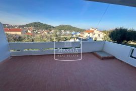 Ugljan - villa 5 apartmana na 2157m2 terenu! Pogled more!!, Preko, Casa