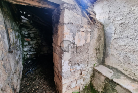 Autohtona kamena kuća smještena u pitoresknom zaleđu Primoštena, Primošten, Kuća