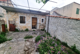 Autohtona kamena kuća smještena u pitoresknom zaleđu Primoštena, Primošten, Ev